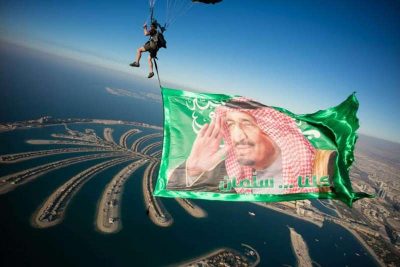 شاهد.. صورة خادم الحرمين تزين سماء دبي