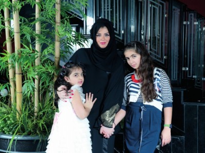 سيدة-الأعمال-السعودية-شروق-سليمان-مع-بناتها