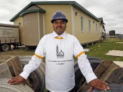 سعودي وزوجته يبنيان أول مسجد للاسكيمو ويؤسسان 3 مساجد بـ كندا سعودي وزوجته يبنيان أول مسجد للاسكيمو ويؤسسان 3 مساجد بـ كندا