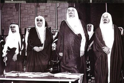 الأمير سلمان بن عبدالعزيز آل سعود (الملك) أثناء رعاياته لحفل تخرج دفعة من الجامعة عام 1396هـ وبجواره أول وزير التعليم