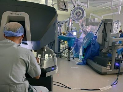 فريق طبي بصحة جازان يستعمل الربوت لإجراء عملية جراحية