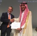 سعودي يتسلم جائزة البحث المتميز بمؤتمر الطاقة