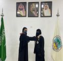 أول قائدة كشفية سعودية تحمل الشارة الخشبية