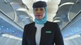 أول سعودية تصبح قائدة طاقم مقصورة طائرة بطيران ناس