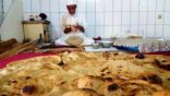 سعودي ينتج 400 خبزة حمراء يومياً بيده !